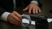 В надежности электронных браслетов для осужденных усомнились в Сенате