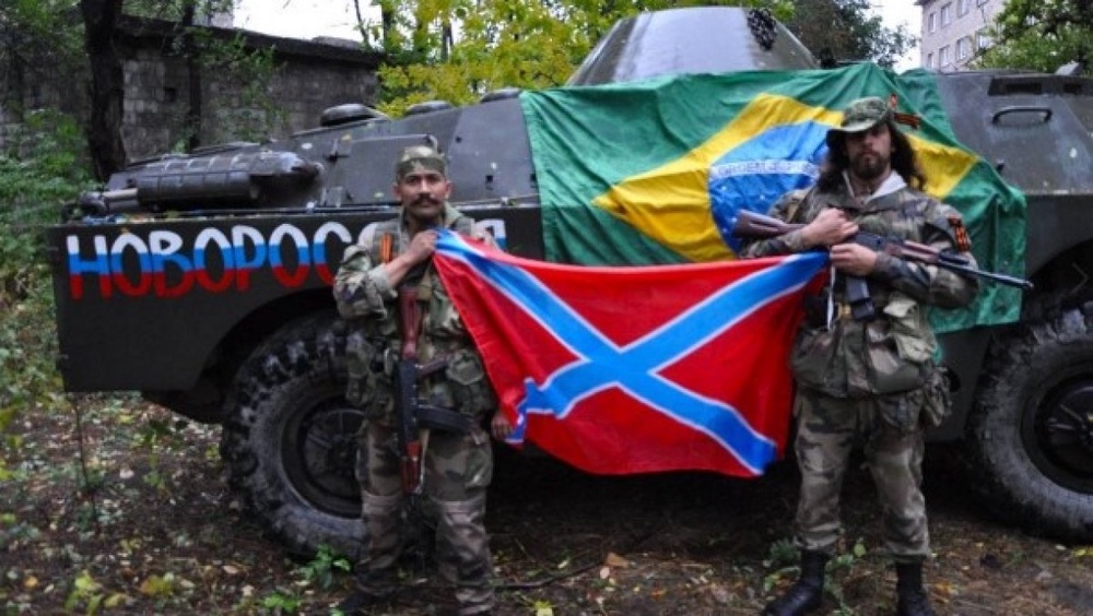 Рафаэль Маркес Лусварги (справа) с флагом Новороссии. © Facebook