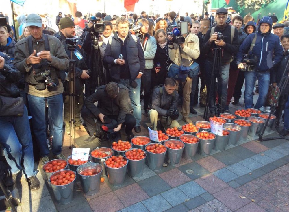 "Помидорный" митинг возле Верховной Рады. Фото ©Жанна Нурланова