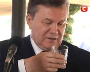 Виктор Янукович ушел в запой - СМИ