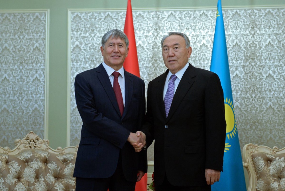 Алмазбек Атамбаев и Нурсултан Назарбаев. Фото © пресс-служба президента Кыргызстана