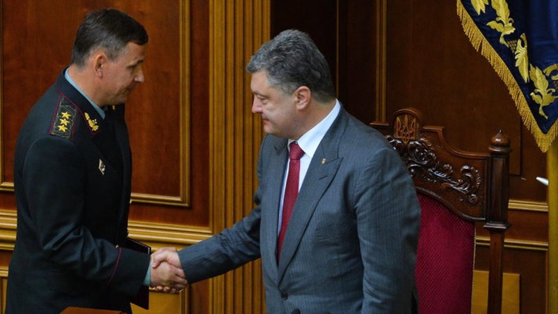 Министр обороны Украины Валерий Гелетей и Петр Порошенко. © golos.ua