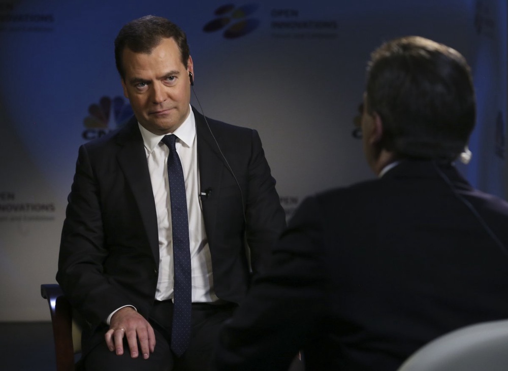 Дмитрий Медведев дает интервью телеканалу CNBC. © Reuters