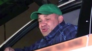 Водитель в Москве в знак протеста почти сутки сидел в машине на эвакуаторе