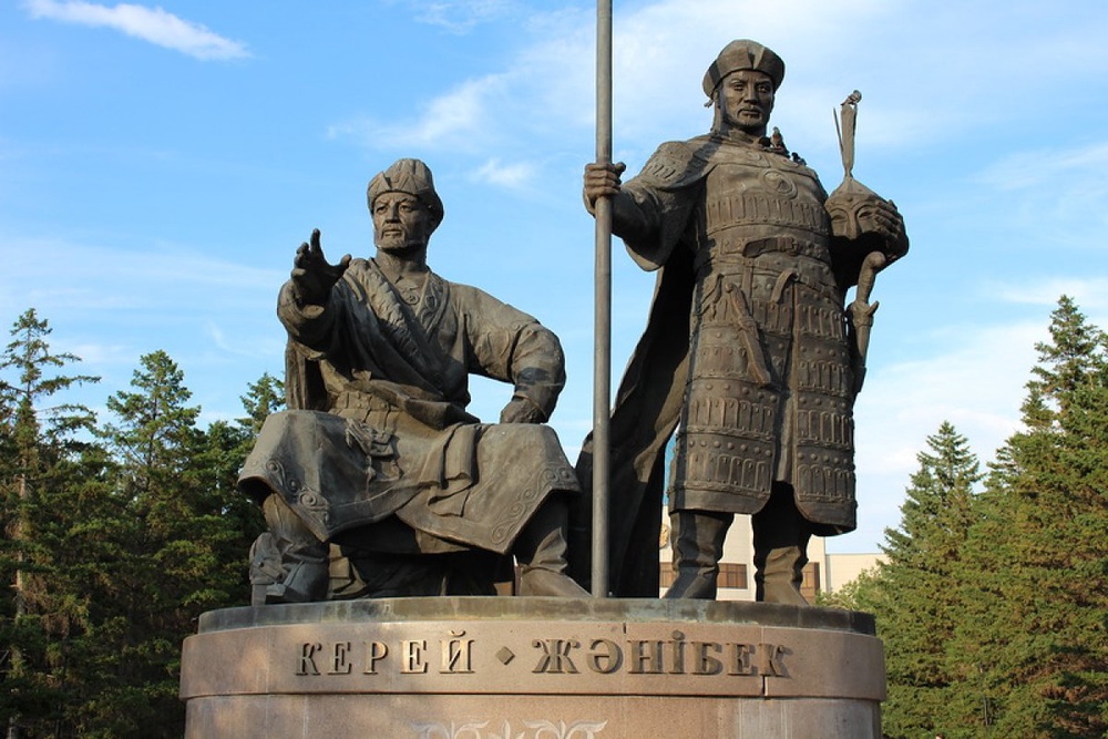 Памятник основателям Казахского ханства Керею и Жанибеку.  Фото с сайта astanainfo.net