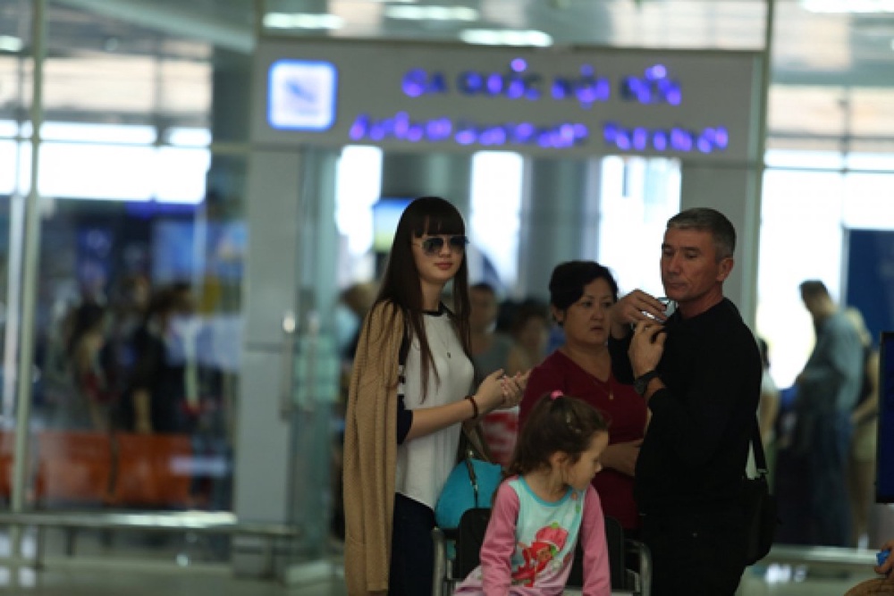 Сабина Алтынбекова с семьей в аэропорту. 