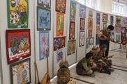 В книгу "Дети рисуют мир. Казахстан" вошли 565 работ юных художников