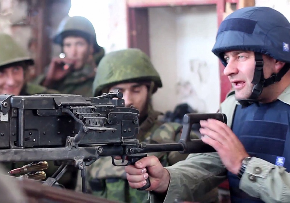 Михаил Пореченков стреляет из крупнокалиберного пулемета по позициям украинских солдат. ©youtube.com