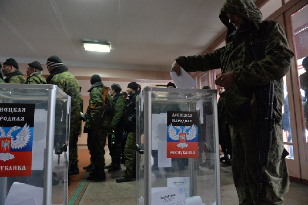 Военнослужащие батальона "Кальмиус" голосуют на выборах в ДНР. © РИА Новости