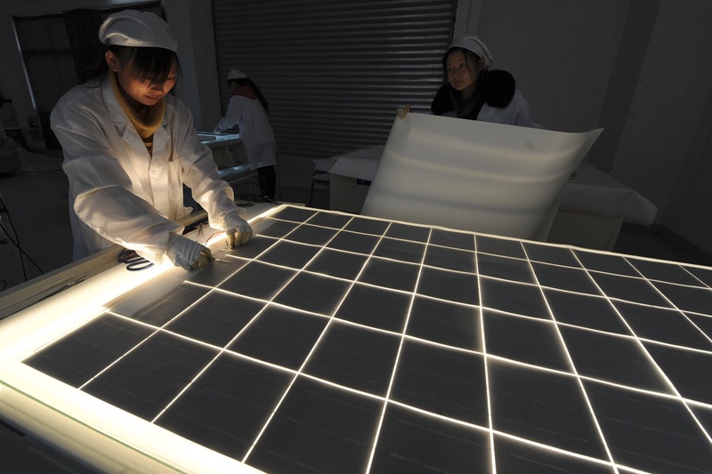 Исследователи работают над созданием устройств, которые будут конкурировать с солнечными панелями (на снимке). ©REUTERS