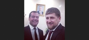 Кадыров и Медведев сняли селфи на фоне портрета Путина
