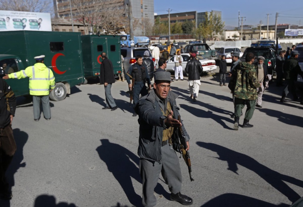 Афганские полицейские на месте теракта. ©REUTERS