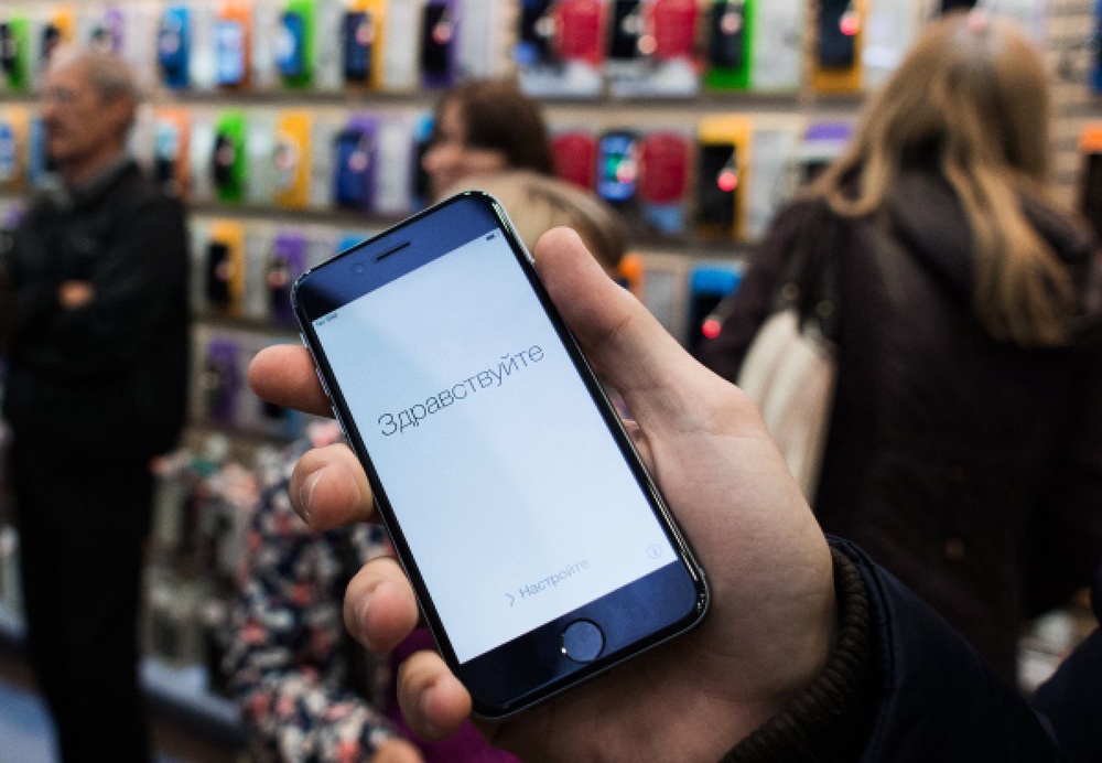 Посетитель московского магазина знакомится с функциями новых смартфонов Apple iPhone 6 и iPhone 6 plus. ©РИА Новости