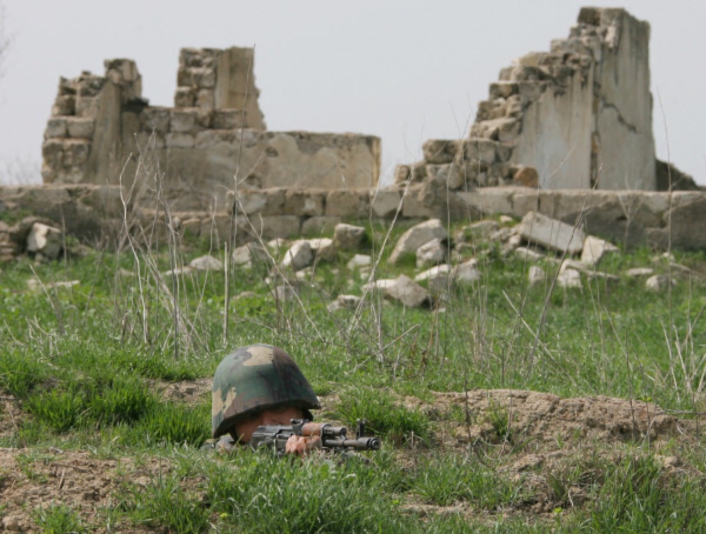 Солдат армии Нагорного Карабаха на огневой позиции. ©РИА Новости
