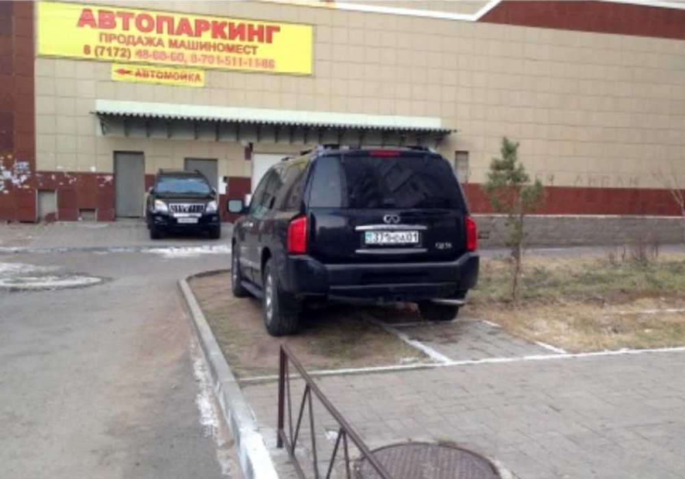 По улице Уалиханова водитель припарковал свой автомобиль на газоне возле дома. Фото предоставлено пресс-службой ДВД Астаны.