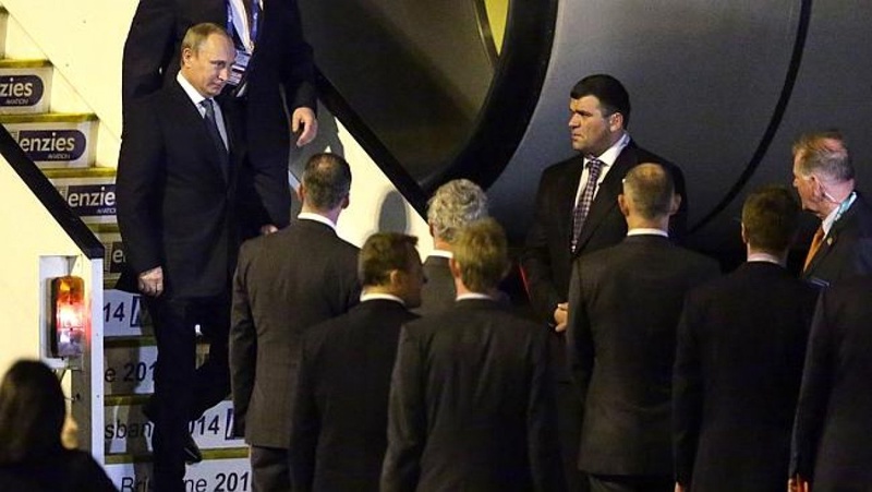 Владимир Путин спускается по трапу самолета в Брисбене. © Darren England