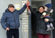 Многодетная семья из Актобе получила квартиру в подарок от бизнесмена