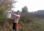 Российский ученый облился жидким азотом в рамках Ice Bucket Challenge