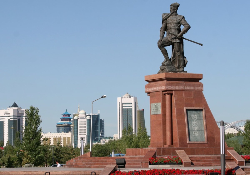 Памятник Бауыржану Момышулы в Астане. ©liter.kz
