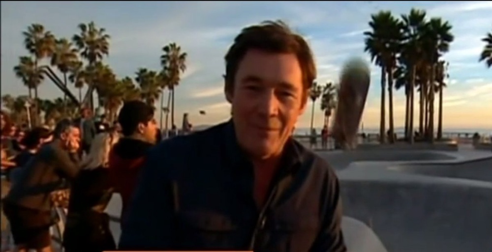 Журналист Майк Амор во время инцидента со скейтбордом. Скриншот видео с сайта Youtube.com.