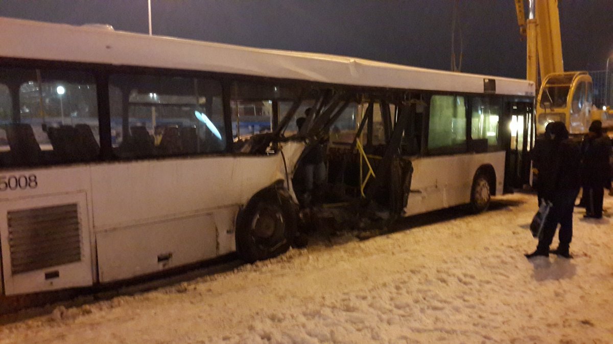 Автобус бетон. Орск Астана автобус. Авария с МАЗОМ В Актюбинске. В Актюбинске под номером был автобус 7 10 15.