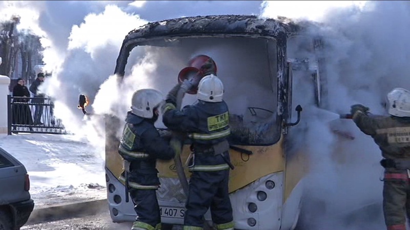 В Караганде сгорел автобус. Скриншот видео TengrinewsTV.