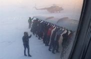 Пассажирам пришлось толкать примерзший самолет Ту-134 в России