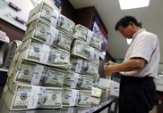 Казахстанские банки активно продают доллары на KASE