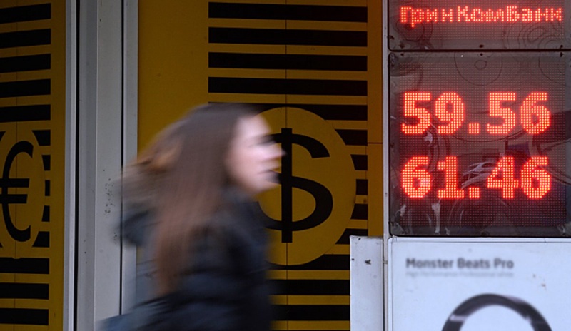 Информационное табло с курсом валют на одной из улиц Москвы. ©РИА Новости