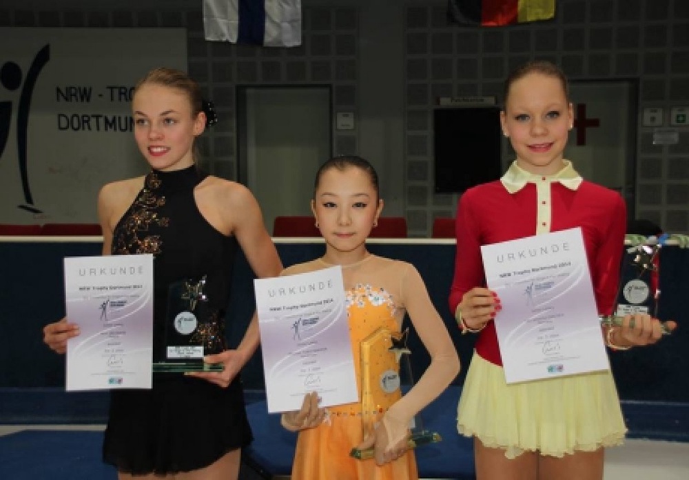 Казахстанская фигуристка Элизабет Турсынбаева (в середине). Фото с официального сайта турнира.