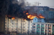 Пожар в Актау: Горит многоквартирный дом