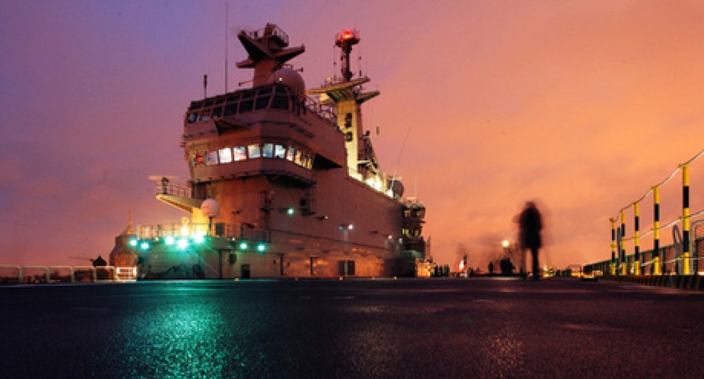 Взлетная палуба военного корабля-вертолетоносца класса "Мистраль". Фото ©РИА Новости
