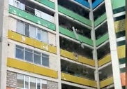 В Актау снова выбросили мусор и доски с шестого этажа
