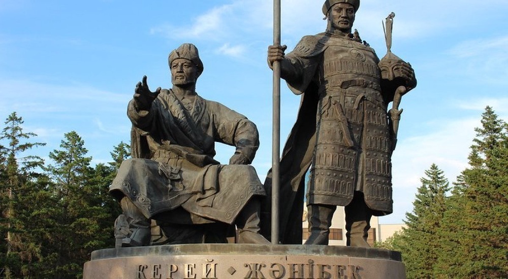 Памятник основателям Казахского ханства Керею и Жанибеку. 