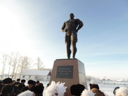 Памятник Кажымукану установили в Акмолинской области
