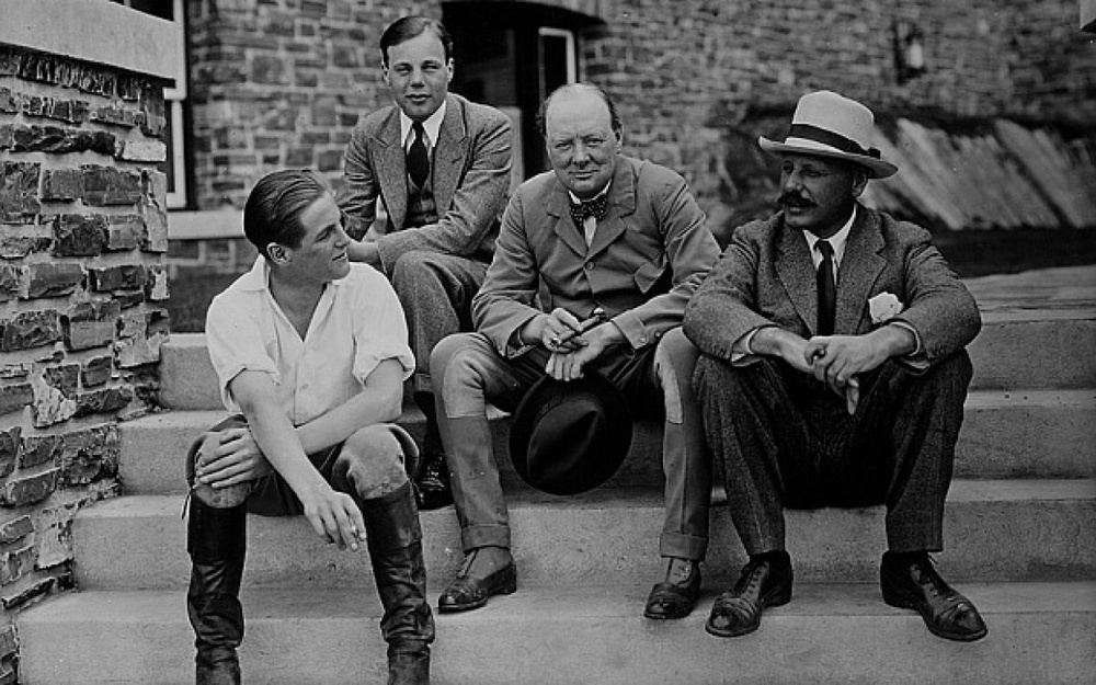 Уинстон Черчилль со своим сыном (слева), братом (справа) и племянником. © Getty Images