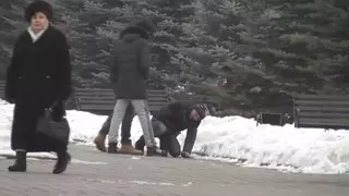 В Алматы повторили эксперимент "человеку плохо"