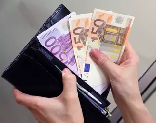 Курс евро к доллару рухнул до 9-летнего минимума