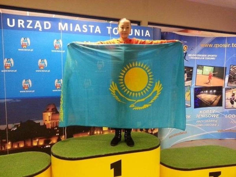 Элизабет Турсынбаева с флагом Казахстана. © kyzylorda-news.kz
