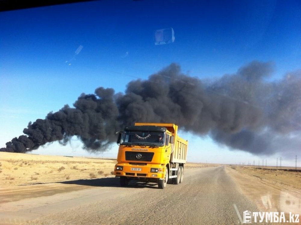 Нефтяные отходы горят на промзоне в Актау. Фото с сайта ©Tumba.kz