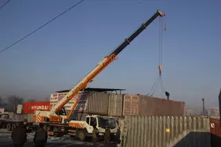 Массовый вывоз контейнеров с авторынка "Баянаул" начался в Алматы