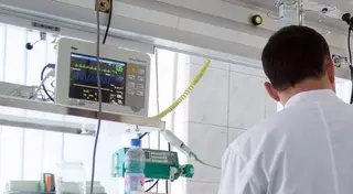 Житель Караганды пытался задушить несовершеннолетнюю девушку