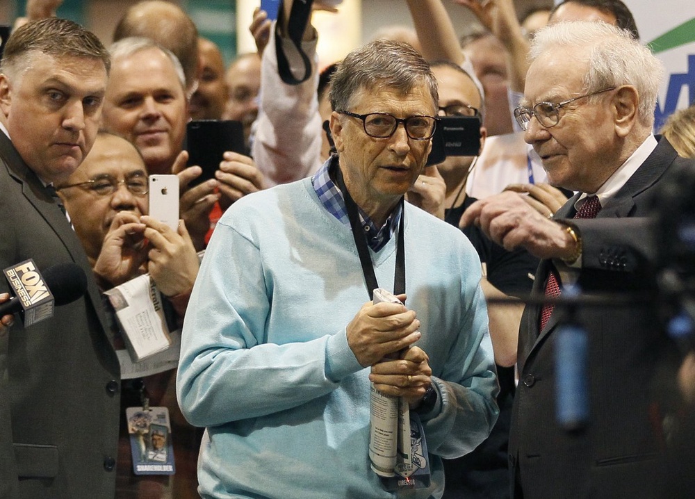 Миллиардеры Билл Гейтс и Уоррен Баффетт  на ежегодной выставке Berkshire Hathaway © REUTERS