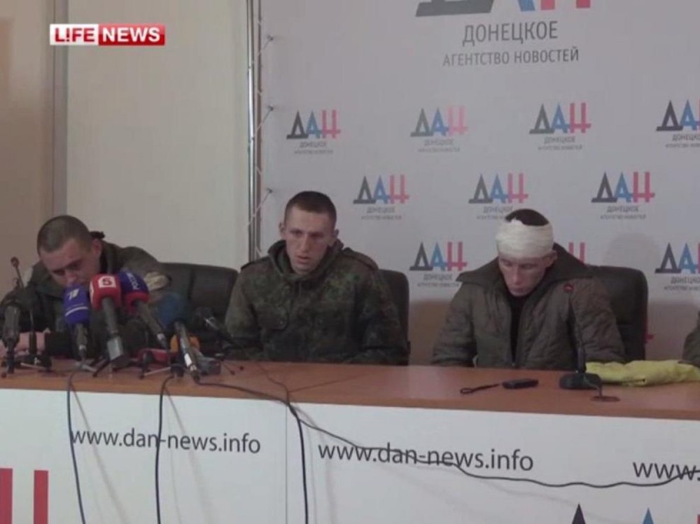 Пленные украинские солдаты на пресс-конференции. © lifenews.ru