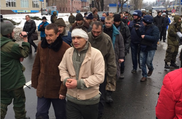 Пленных "киборгов" провели по Донецку "коридором позора"