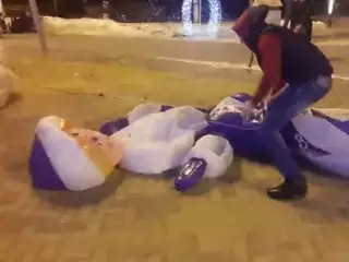 Двое суток ареста получил за искусственное дыхание надувной Снегурочке житель Усть-Каменогорска