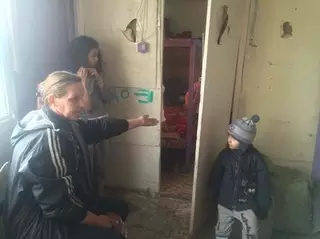 Мать с тремя малолетними детьми в Алматы живет в контейнере на автомойке