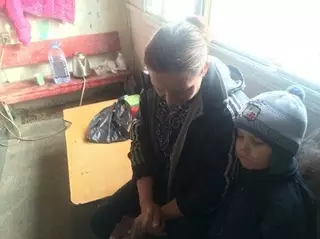 Полиция Алматы поможет живущей в контейнере на автомойке семье