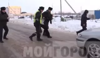 В Уральске водитель разделся на морозе в знак протеста