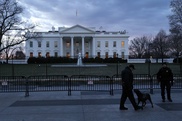 Спецслужбы нашли неизвестное "устройство" на территории Белого дома в США